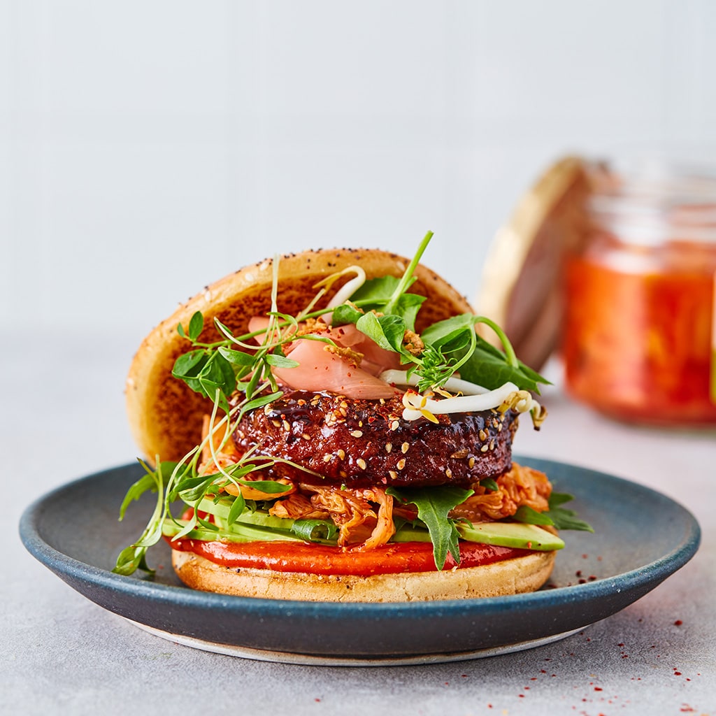 Vegetarische ‘spicy’ kimchee burger met avocado Vegetarische ‘spicy’ kimchee burger met avocado
